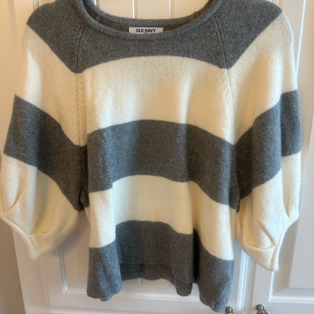 Old Navy Women's Gray and Cream Striped Sweater